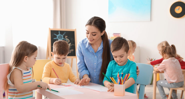 teacher, drawing, with, children, at, daycare