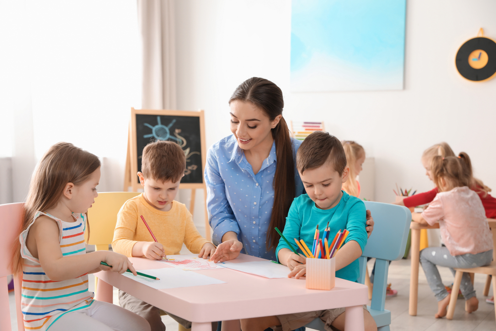 teacher, drawing, with, children, at, daycare